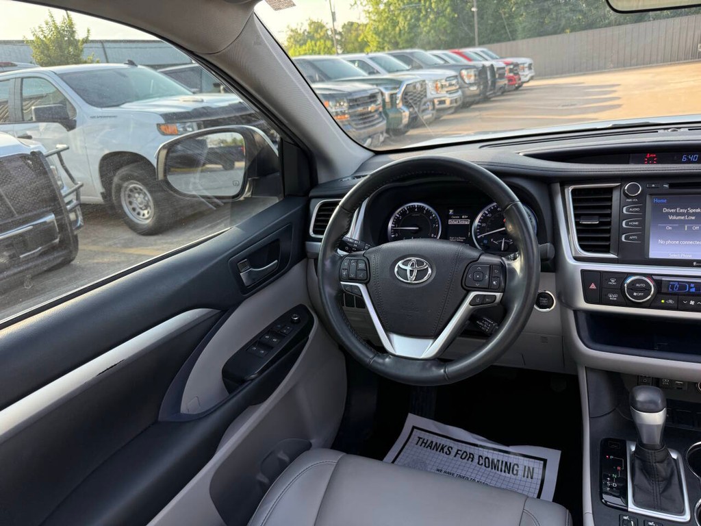 Toyota Highlander Vehicle Full-screen Gallery Image 22