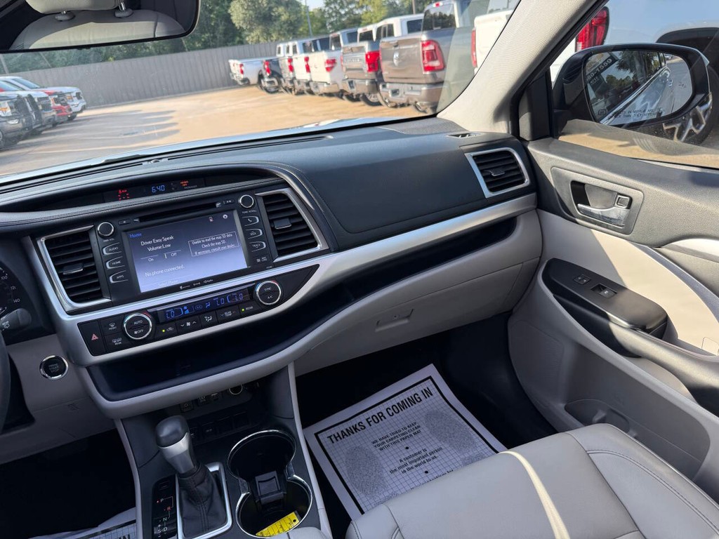 Toyota Highlander Vehicle Full-screen Gallery Image 23