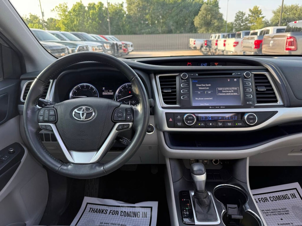 Toyota Highlander Vehicle Full-screen Gallery Image 24