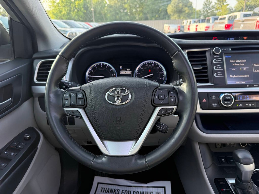 Toyota Highlander Vehicle Full-screen Gallery Image 25