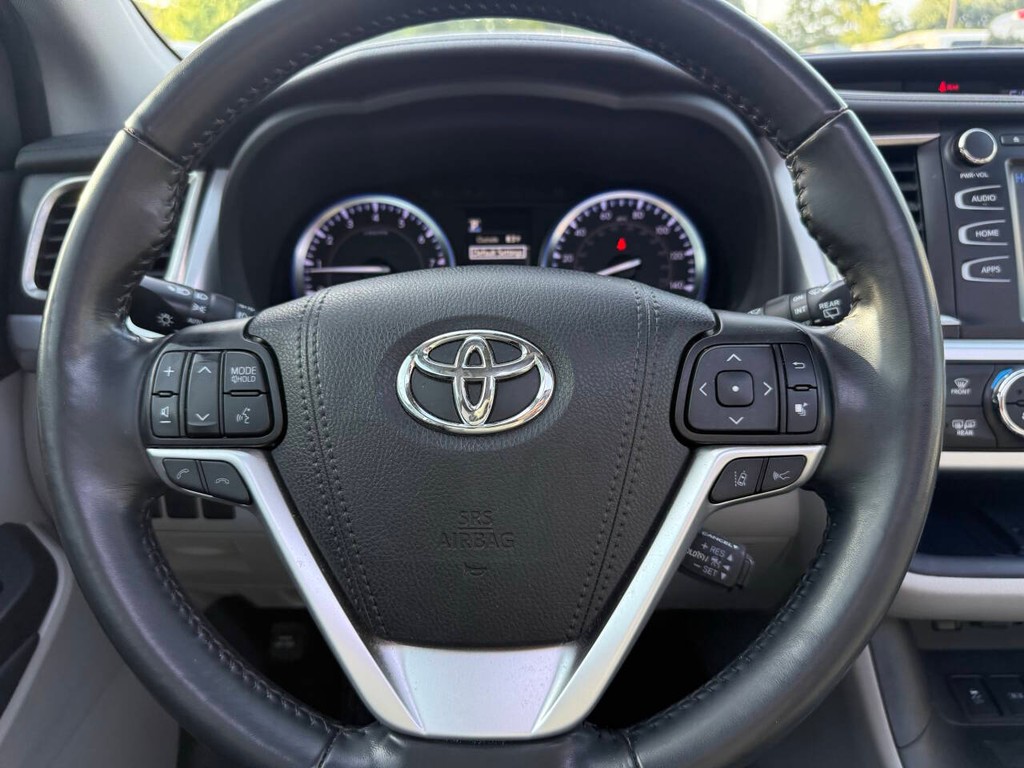Toyota Highlander Vehicle Full-screen Gallery Image 26