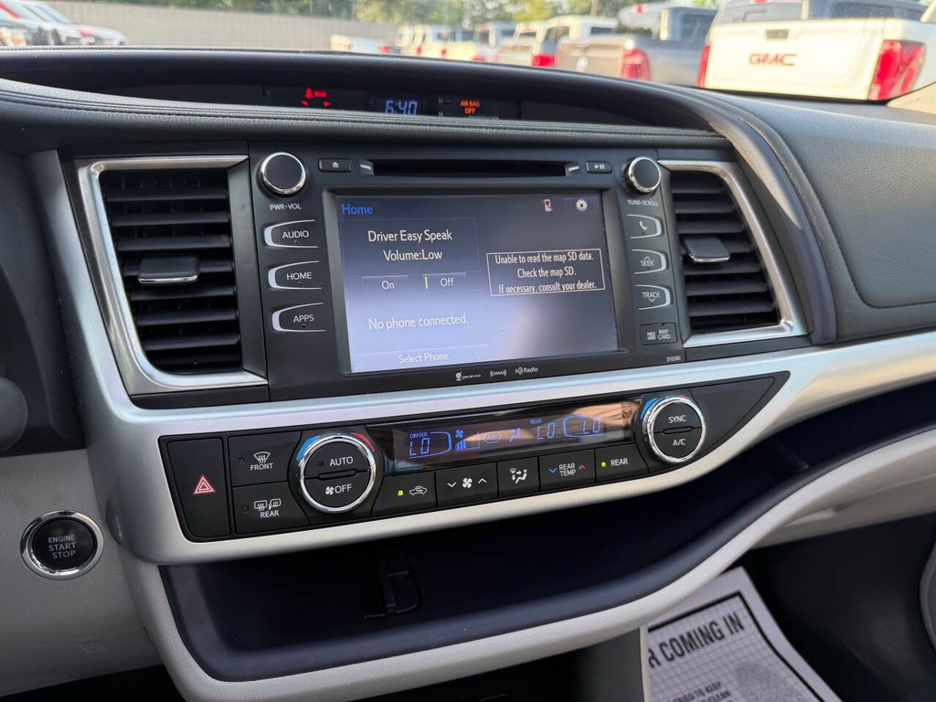 Toyota Highlander Vehicle Full-screen Gallery Image 27