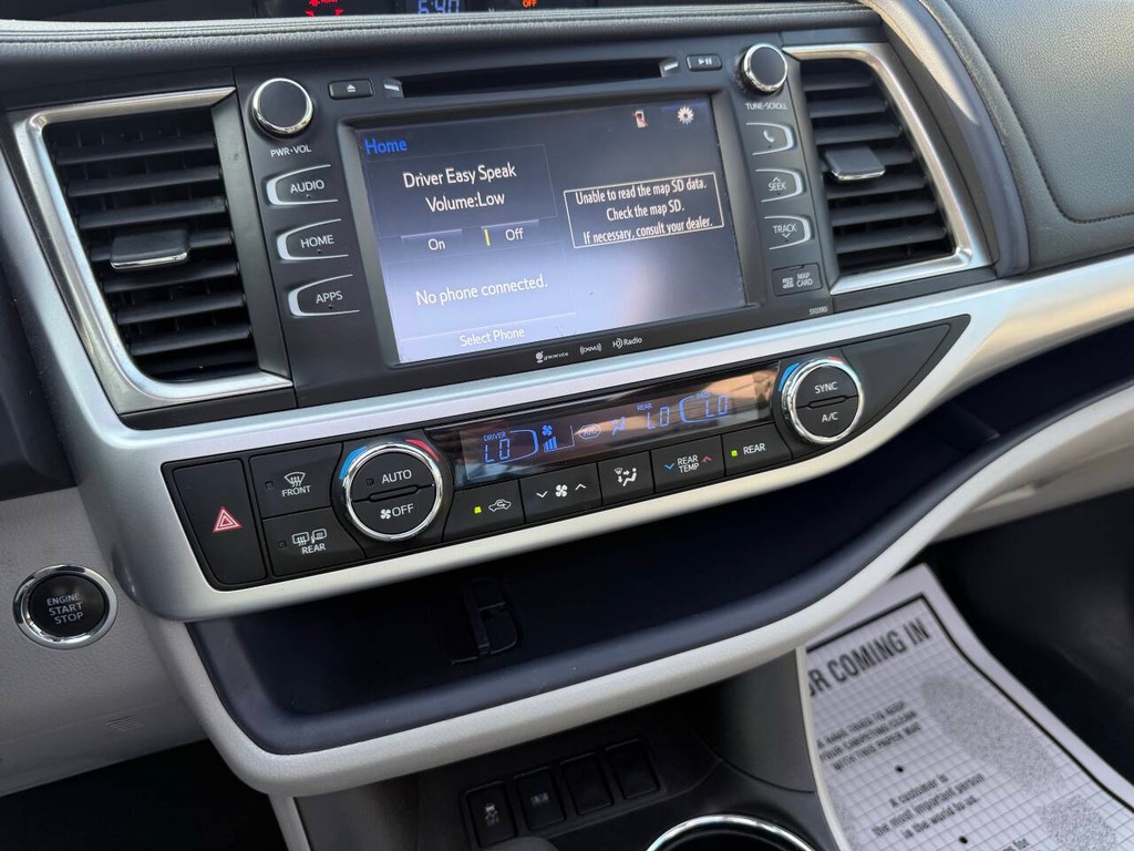 Toyota Highlander Vehicle Full-screen Gallery Image 29