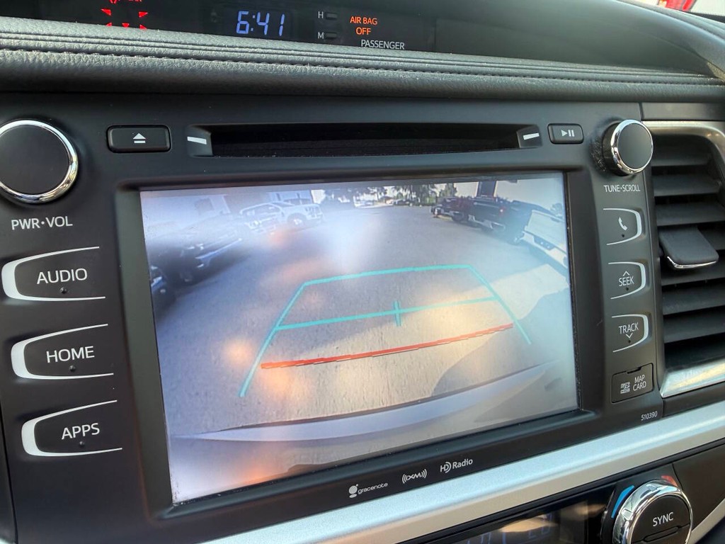 Toyota Highlander Vehicle Full-screen Gallery Image 30