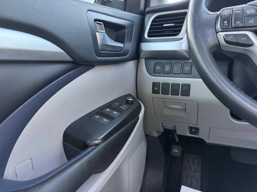 Toyota Highlander Vehicle Full-screen Gallery Image 32