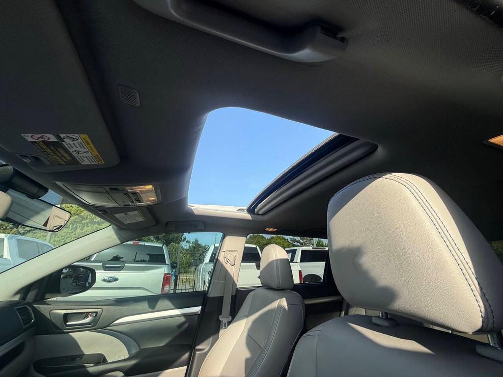 Toyota Highlander Vehicle Full-screen Gallery Image 33