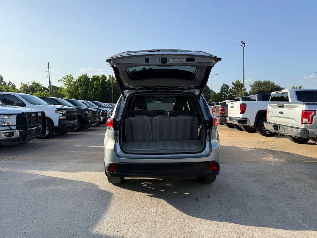 Toyota Highlander Vehicle Full-screen Gallery Image 39