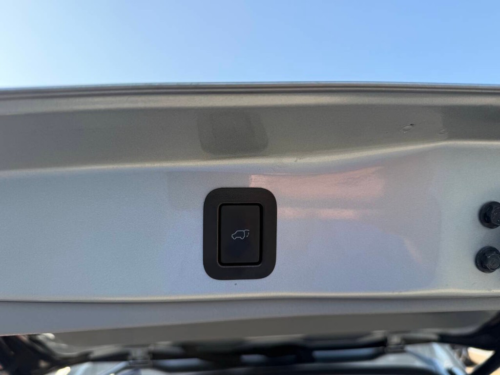 Toyota Highlander Vehicle Full-screen Gallery Image 40
