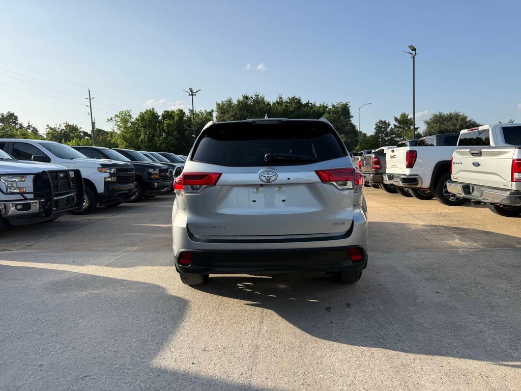 Toyota Highlander Vehicle Full-screen Gallery Image 41