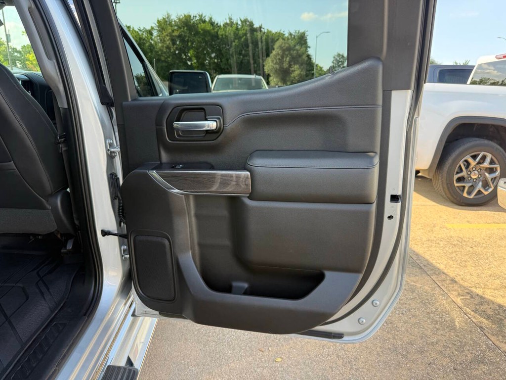 Chevrolet Silverado 1500 Vehicle Full-screen Gallery Image 16