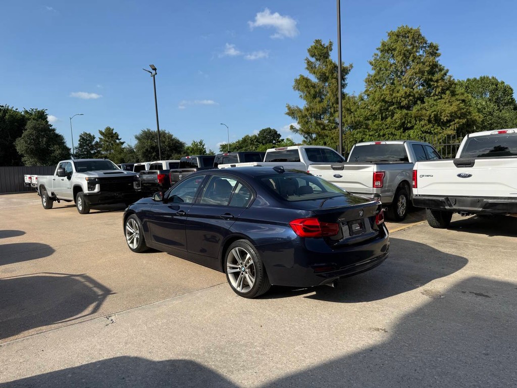 BMW 3 Series Vehicle Full-screen Gallery Image 04