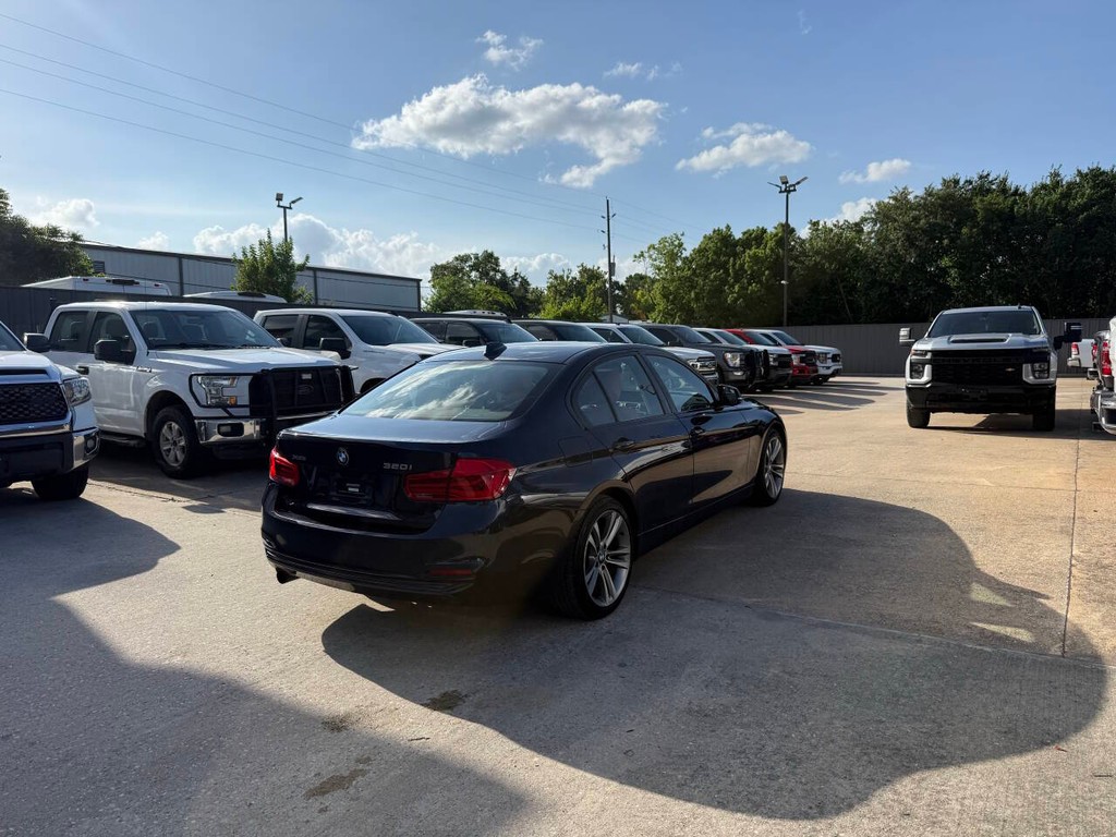 BMW 3 Series Vehicle Full-screen Gallery Image 05