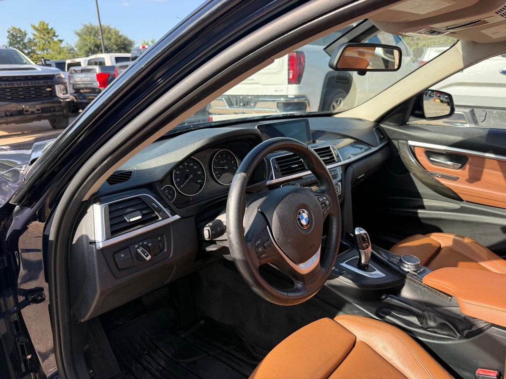 BMW 3 Series Vehicle Full-screen Gallery Image 06