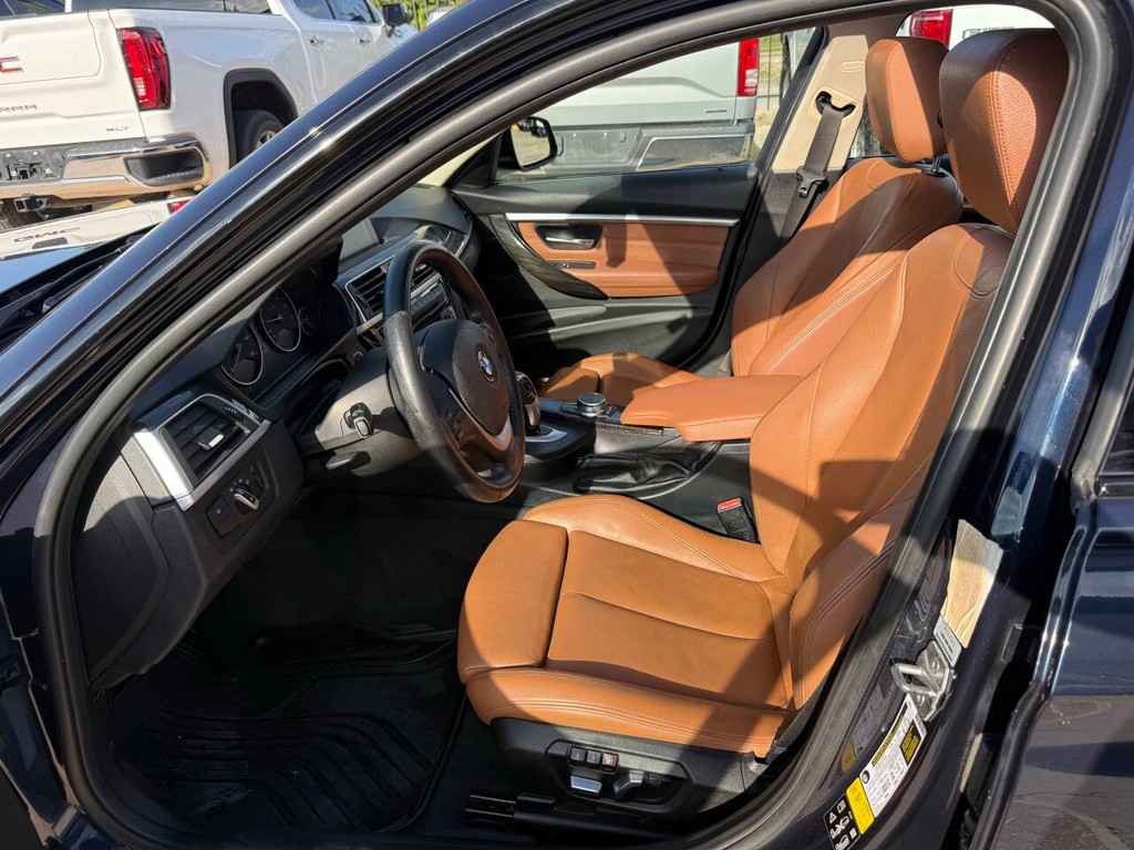 BMW 3 Series Vehicle Full-screen Gallery Image 07