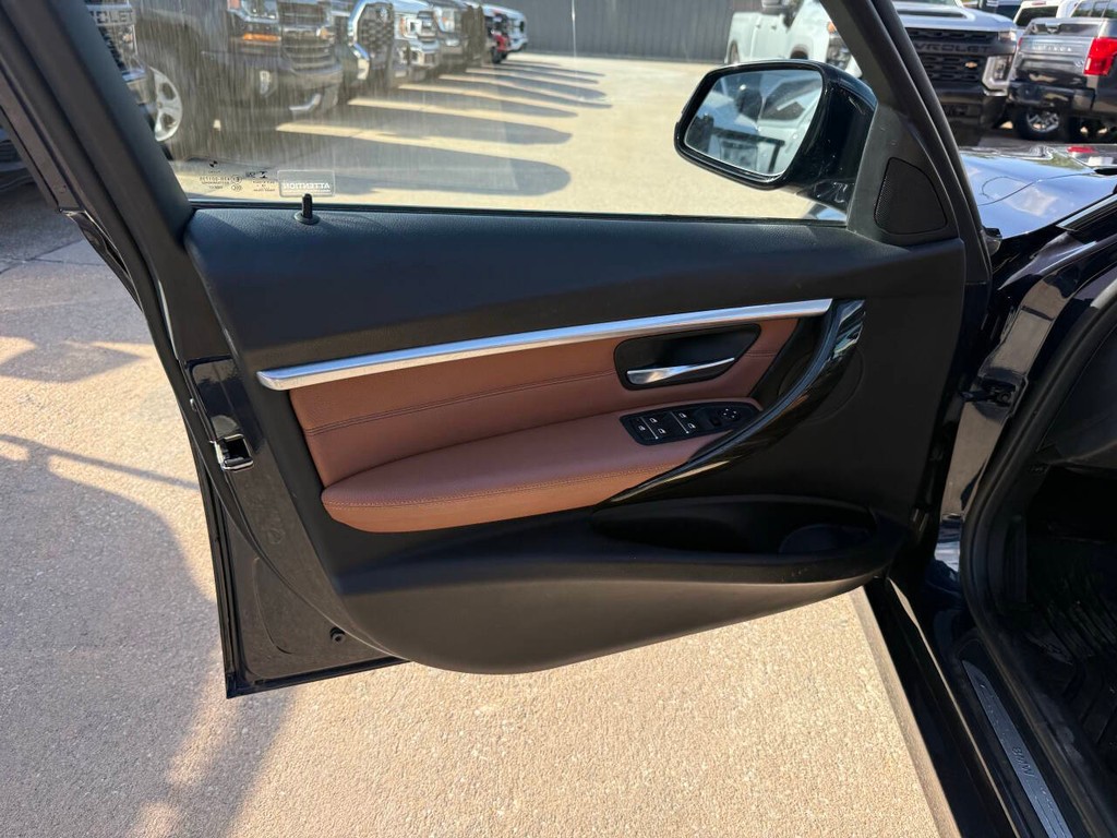 BMW 3 Series Vehicle Full-screen Gallery Image 08