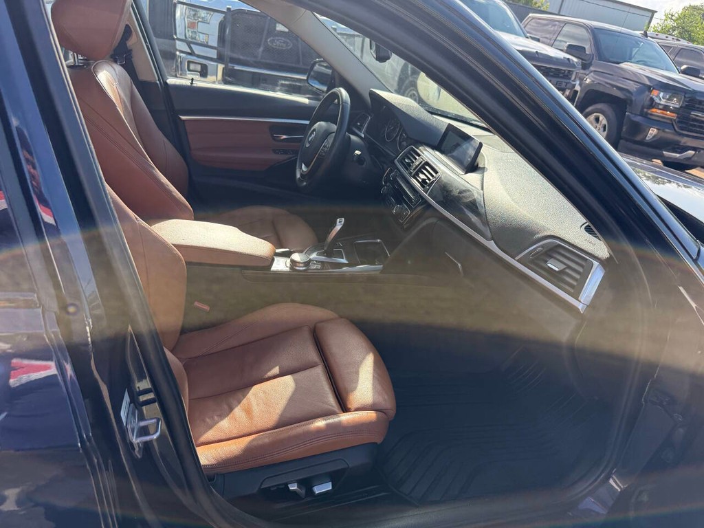 BMW 3 Series Vehicle Full-screen Gallery Image 10
