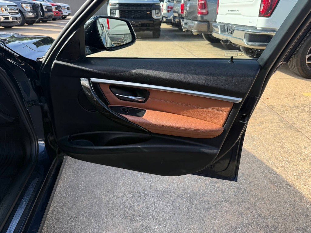 BMW 3 Series Vehicle Full-screen Gallery Image 11