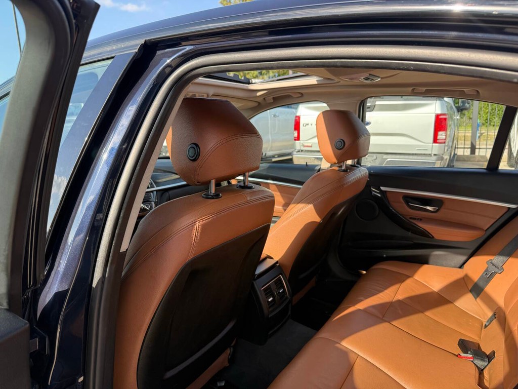 BMW 3 Series Vehicle Full-screen Gallery Image 12