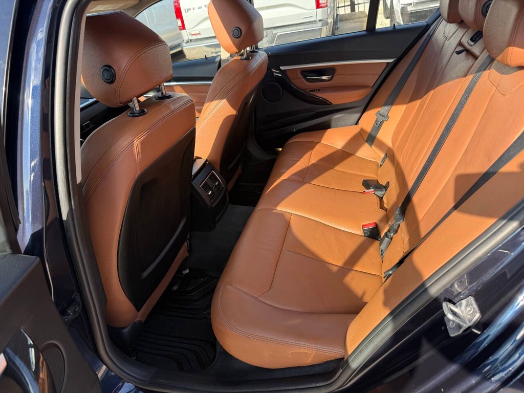 BMW 3 Series Vehicle Full-screen Gallery Image 13
