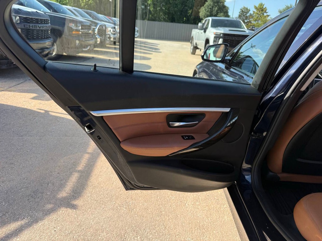 BMW 3 Series Vehicle Full-screen Gallery Image 14