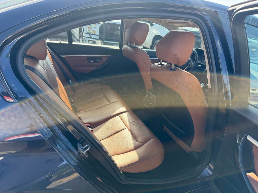 BMW 3 Series Vehicle Full-screen Gallery Image 15