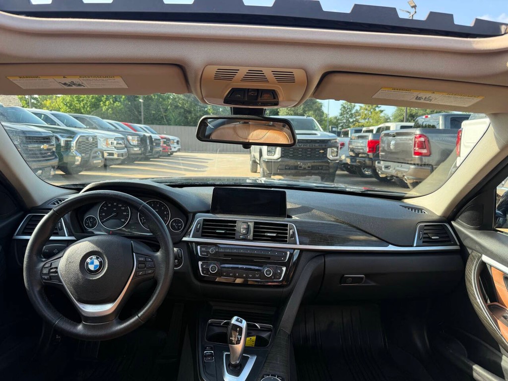 BMW 3 Series Vehicle Full-screen Gallery Image 17