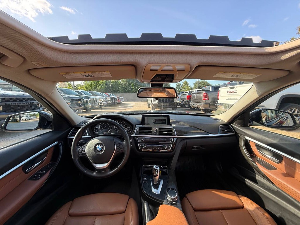 BMW 3 Series Vehicle Full-screen Gallery Image 18