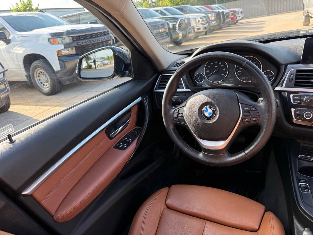 BMW 3 Series Vehicle Full-screen Gallery Image 19