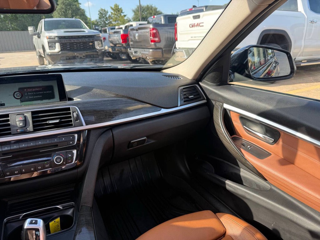 BMW 3 Series Vehicle Full-screen Gallery Image 20