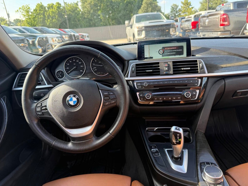 BMW 3 Series Vehicle Full-screen Gallery Image 21