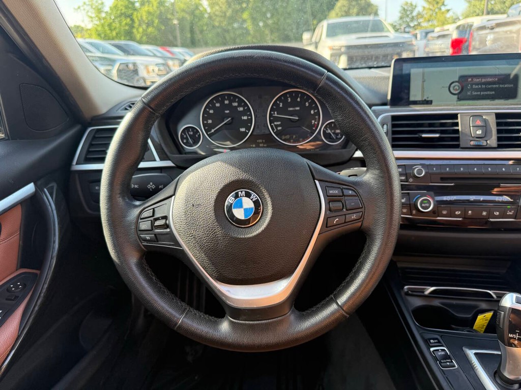 BMW 3 Series Vehicle Full-screen Gallery Image 22