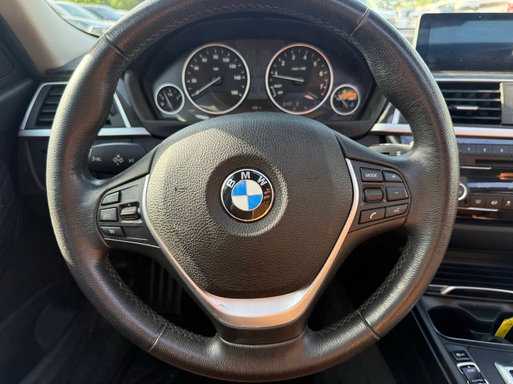 BMW 3 Series Vehicle Full-screen Gallery Image 23