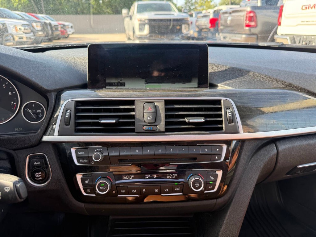 BMW 3 Series Vehicle Full-screen Gallery Image 24