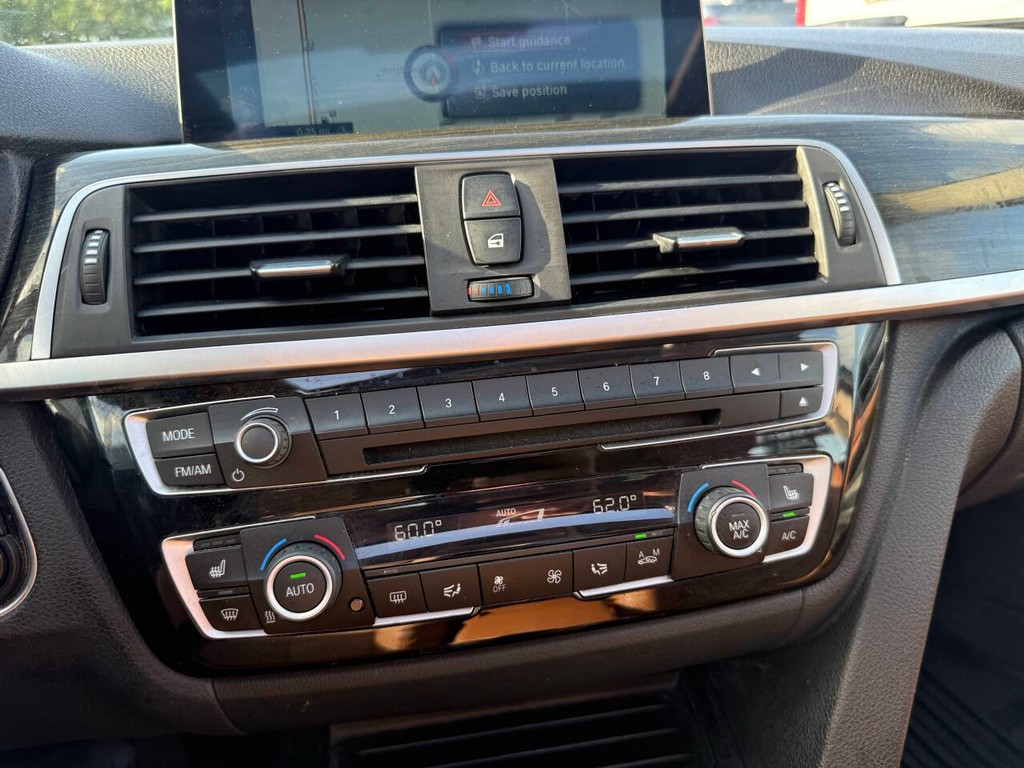 BMW 3 Series Vehicle Full-screen Gallery Image 27
