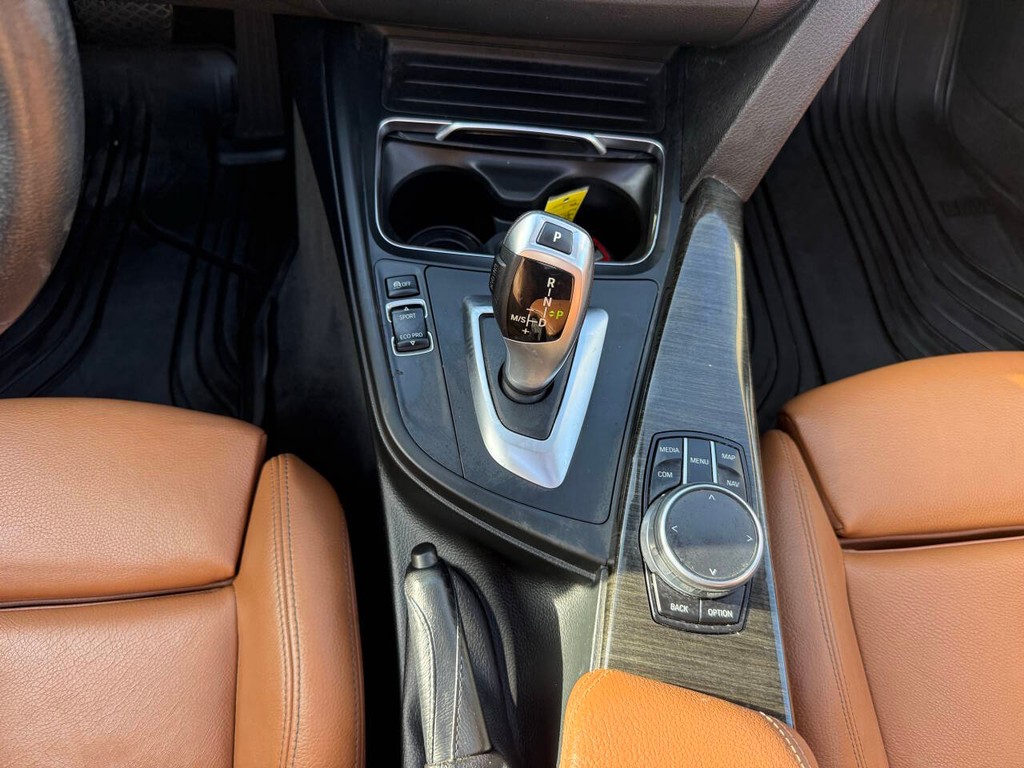 BMW 3 Series Vehicle Full-screen Gallery Image 28