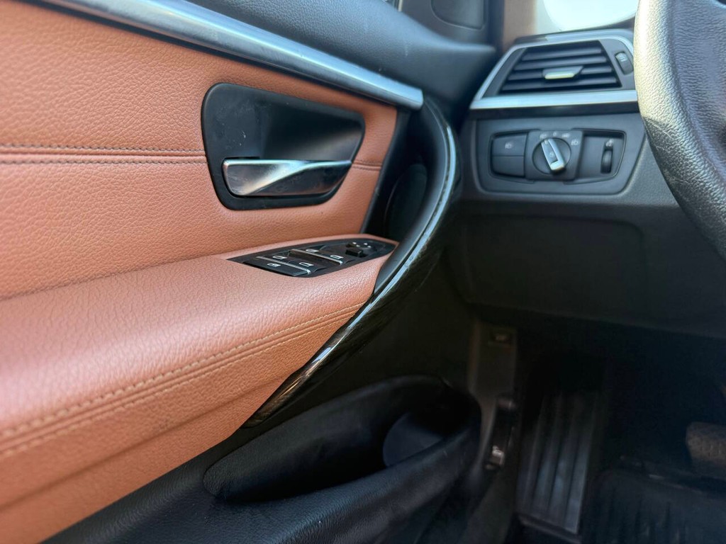BMW 3 Series Vehicle Full-screen Gallery Image 29