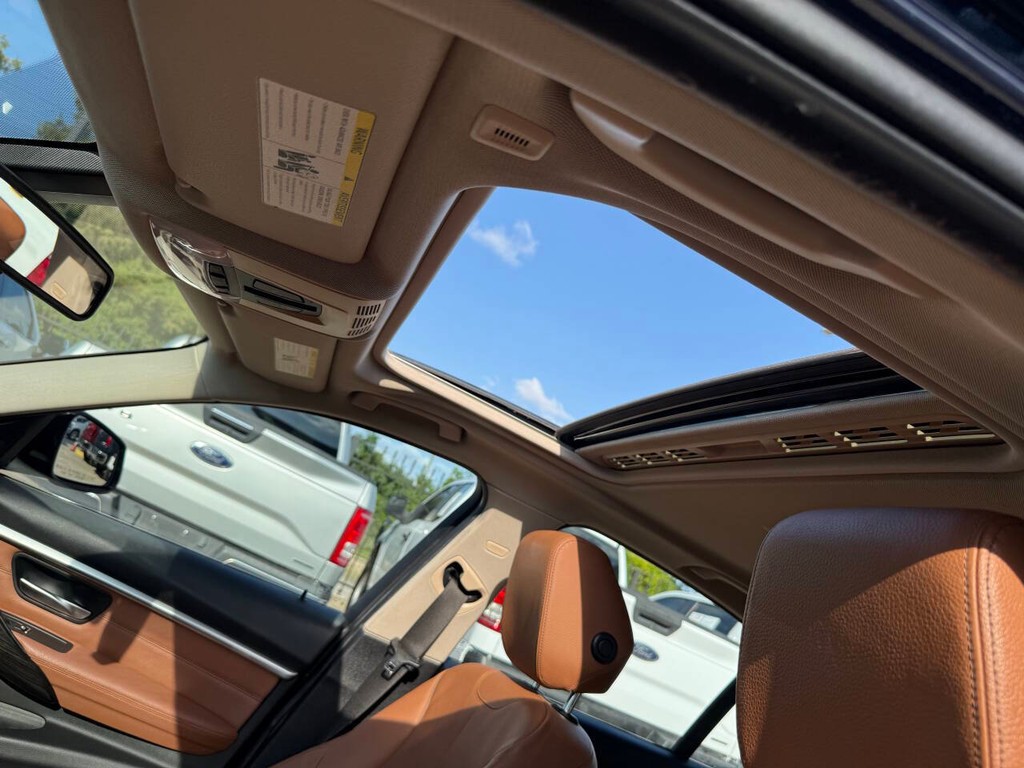 BMW 3 Series Vehicle Full-screen Gallery Image 30