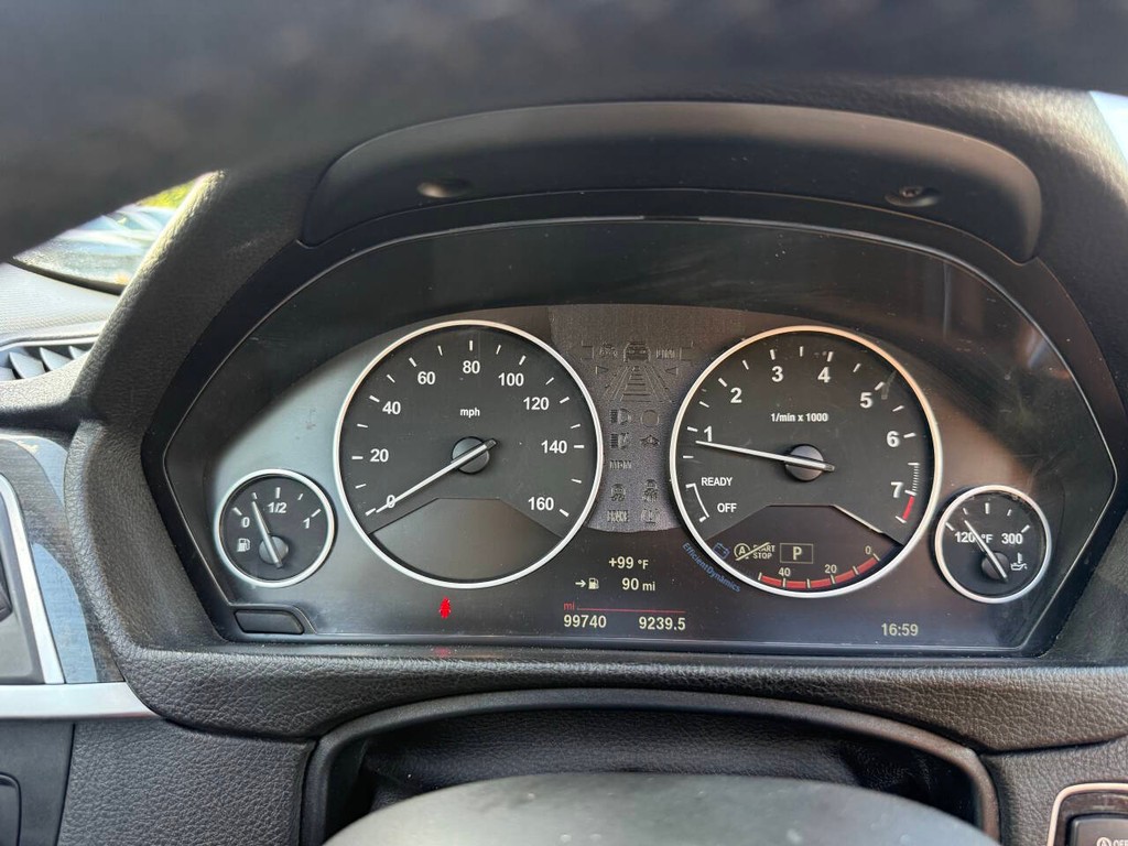 BMW 3 Series Vehicle Full-screen Gallery Image 31