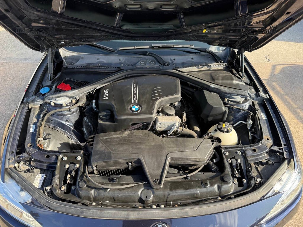 BMW 3 Series Vehicle Full-screen Gallery Image 34