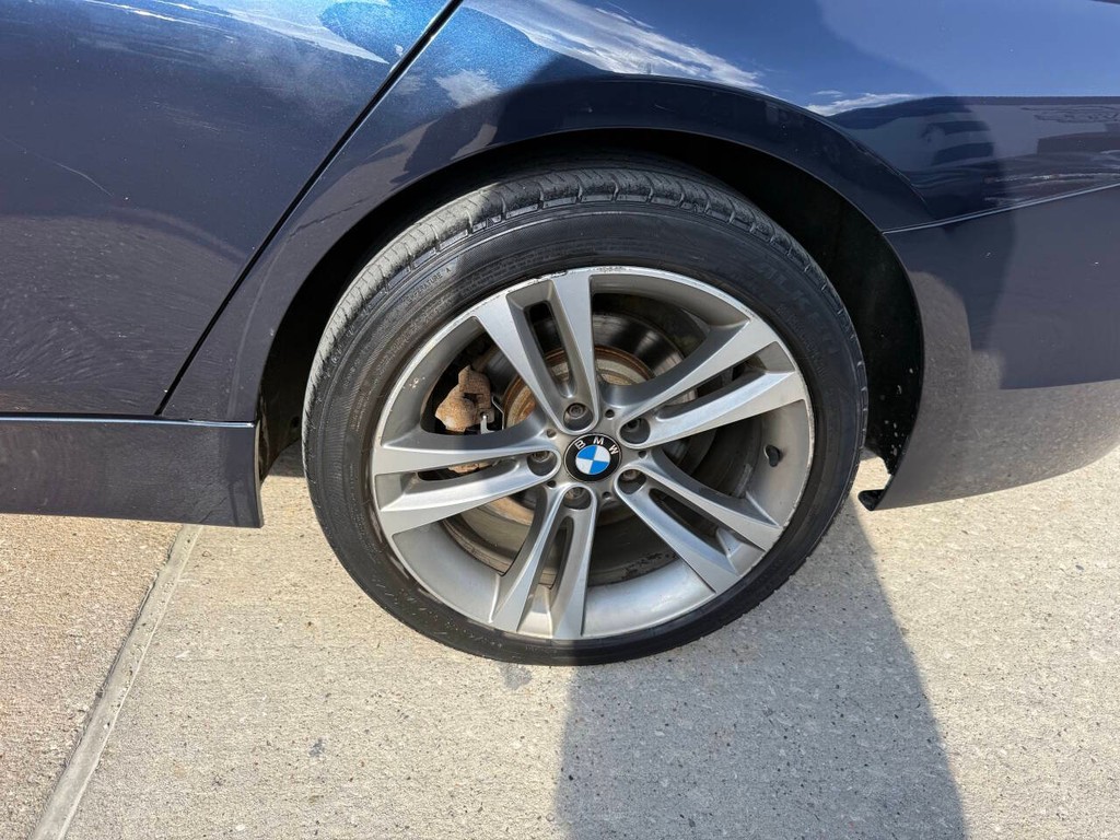 BMW 3 Series Vehicle Full-screen Gallery Image 35
