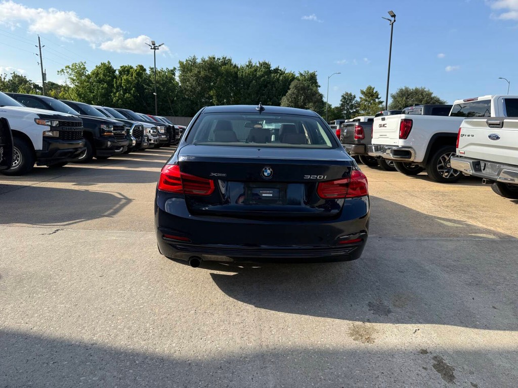 BMW 3 Series Vehicle Full-screen Gallery Image 37