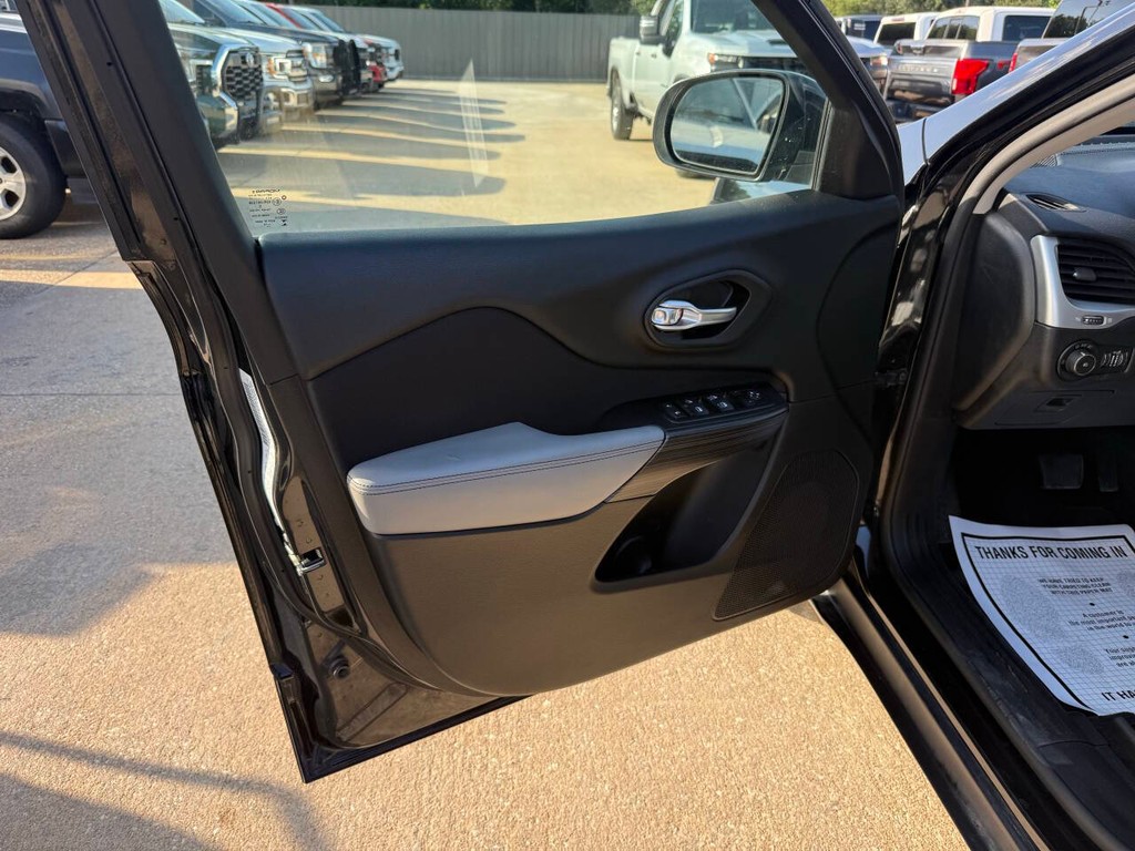 Jeep Cherokee Vehicle Full-screen Gallery Image 08