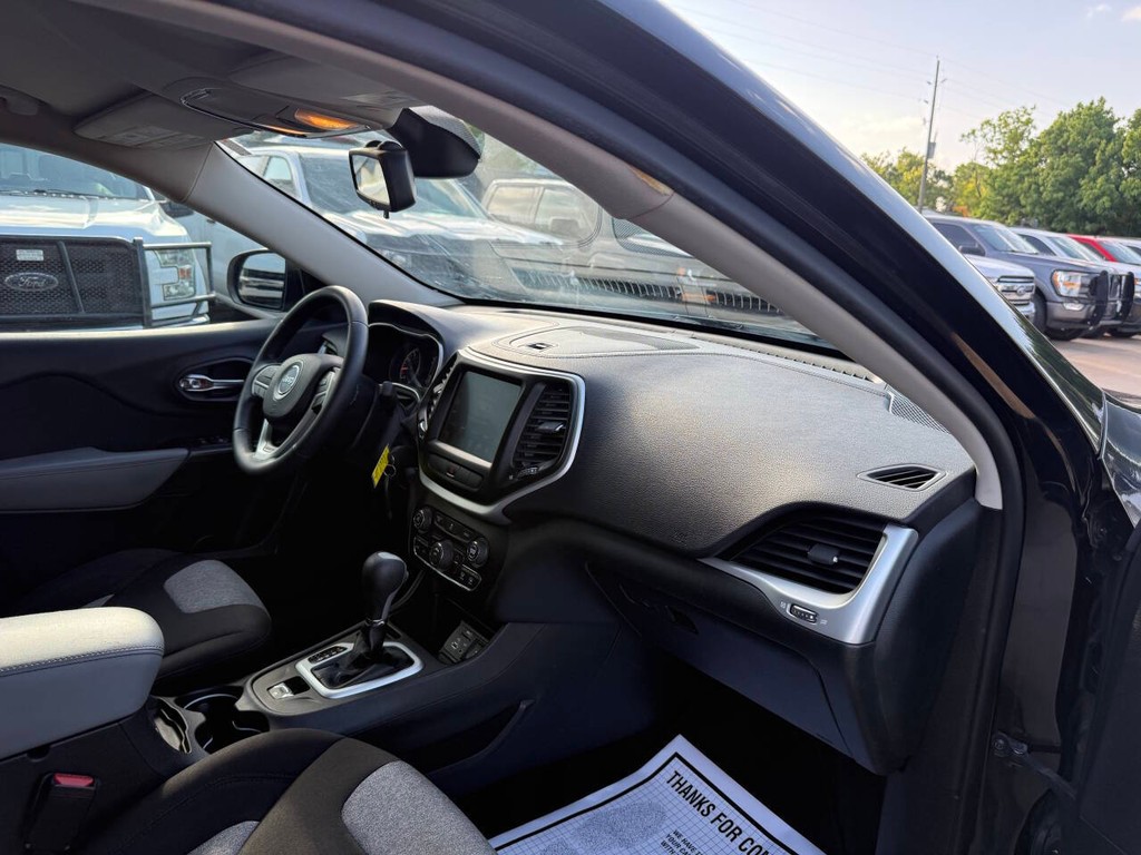 Jeep Cherokee Vehicle Full-screen Gallery Image 09