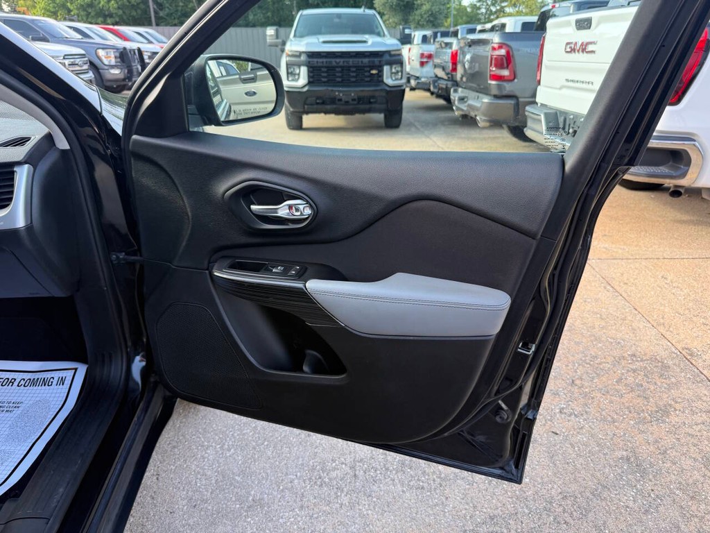 Jeep Cherokee Vehicle Full-screen Gallery Image 11