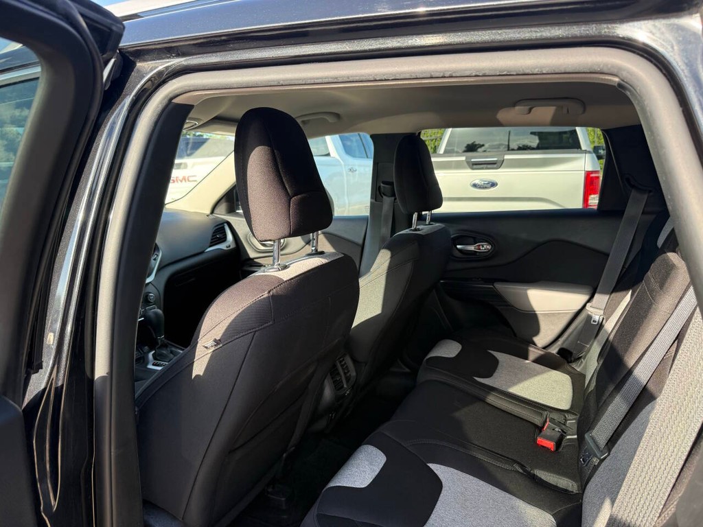 Jeep Cherokee Vehicle Full-screen Gallery Image 12