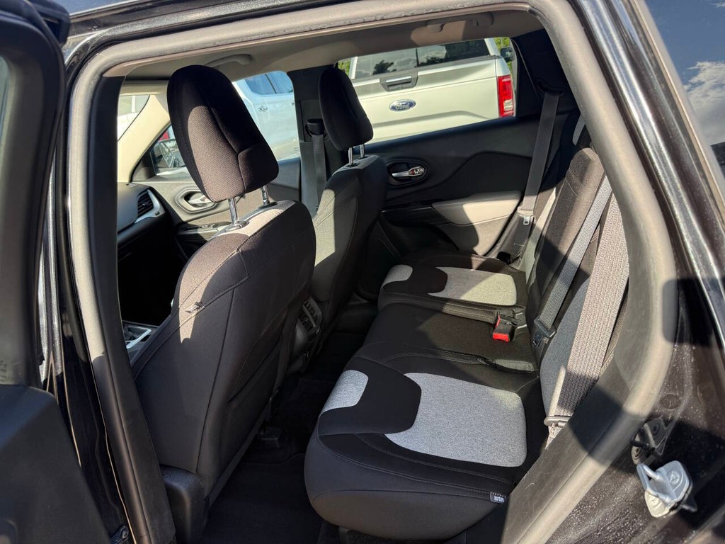Jeep Cherokee Vehicle Full-screen Gallery Image 13