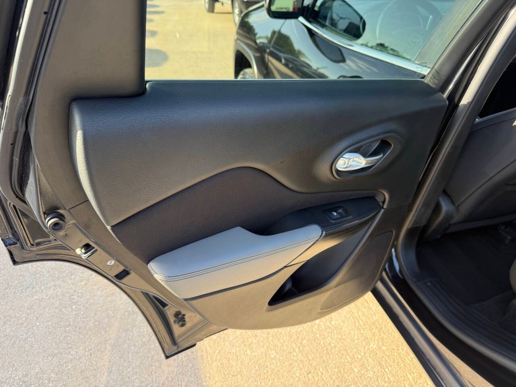 Jeep Cherokee Vehicle Full-screen Gallery Image 14