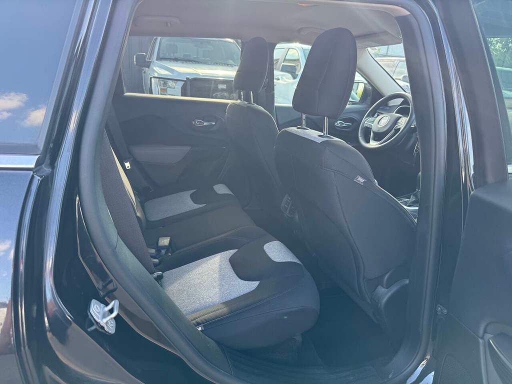 Jeep Cherokee Vehicle Full-screen Gallery Image 15
