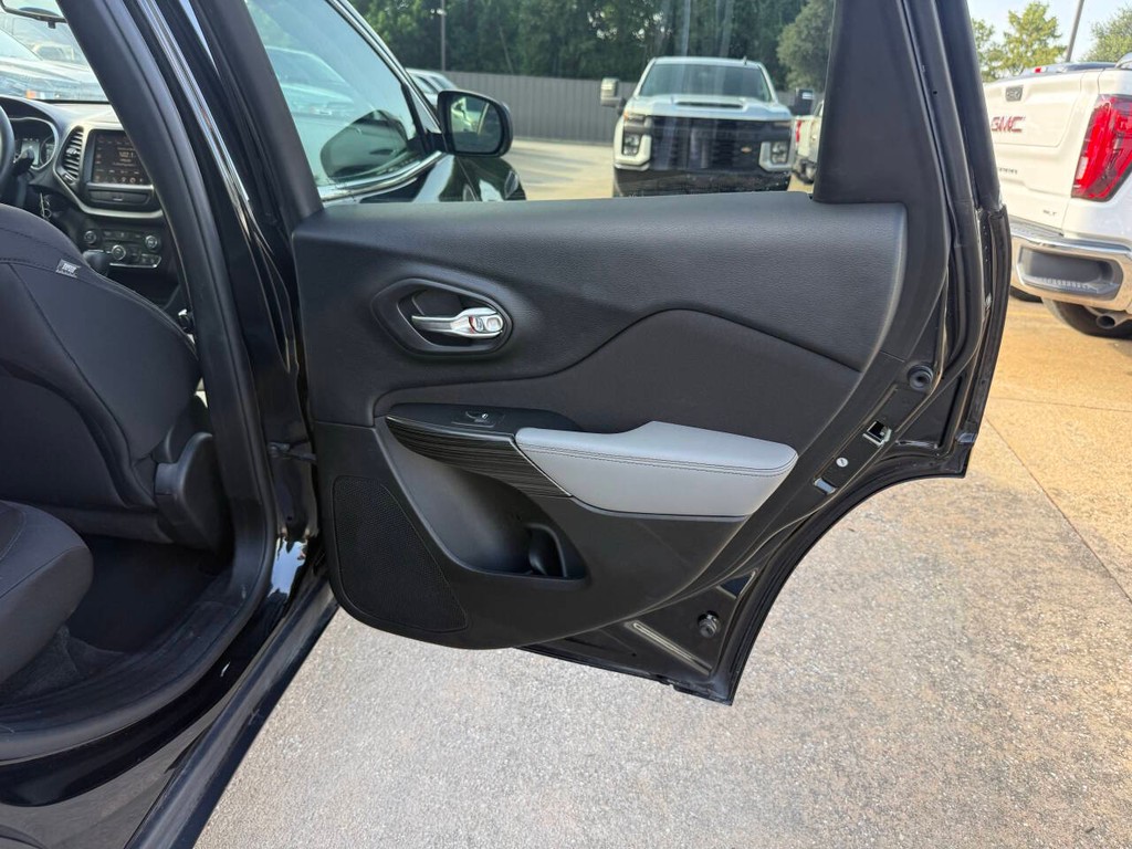 Jeep Cherokee Vehicle Full-screen Gallery Image 16
