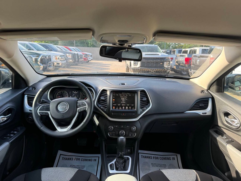 Jeep Cherokee Vehicle Full-screen Gallery Image 17